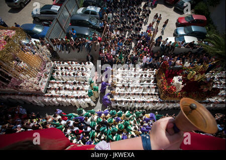 Les membres de la Fraternité Pollinica marchent en procession portant les images de Jésus Christ entrant à Jérusalem et l'image de la Vierge Marie de protection pendant le dimanche des palmiers à Malaga, Espagne. Date : 04-17-2011. Photographe: Xabier Mikel Laburu Van Woudenberg.---------------- Miembros de la Hermandad de Pollinica llevando en procesión el trono de Nuestro Padre Jesus a su Entrada en Jerurén y el trono de María Santísima del Amparo de Torrado, Málaga, en España, en Ramante el durante. Fecha : 17-04-2011. Fotógrafo: Xabier Mikel Laburu Van Woudenberg. Banque D'Images