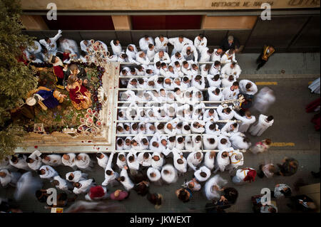 Les membres de la fraternité Prendimiento portent le trône de la saisir du Christ, pendant la procession du Dimanche des Rameaux à Malaga, Espagne. Date : 04/17/2011. Photographe : Xabier Mikel Laburu Van Woudenberg.------------------------------ membres de l'Hermandad del Prendimiento transportan el trono de Nuestro Padre Jesus del Prendimiento durante la procesion del Domingo de Ramos en Málaga, España. Fecha : 17/04/2011. Fotógrafo : Xabier Mikel Laburu Van Woudenberg. Banque D'Images