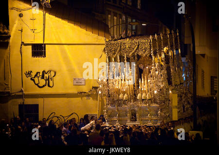 Les membres de la fraternité Prendimiento portent le trône de la Vierge Marie du Grand pardon, lors de la procession du dimanche des palmiers à Malaga, en Espagne. Date: 04/17/2011. Photographe: Xabier Mikel Laburu Van Woudenberg.--------------------------- Miembros de la Hermandad del Prendimiento transportanan el trono de la María Santísima del Gran Perdón durante la del Ramios de la España, Málaga, en procesión de Domingue. Fecha:17/04/2011. Fotógrafo: Xabier Mikel Laburu Van Woudenberg. Banque D'Images