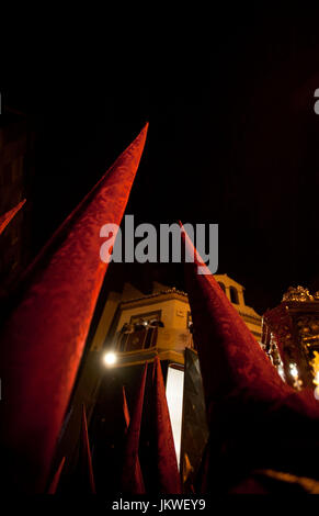 Les membres de la fraternité Prendimiento transporter les trônes de la saisir du Christ et de la Vierge Marie du Grand Pardon, pendant la procession du Dimanche des Rameaux à Malaga, Espagne. Date : 04/17/2011. Photographe : Xabier Mikel Laburu Van Woudenberg.------------------------------ membres de l'Hermandad del Prendimiento transportan los tronos de Nuestro Padre Jesus del Prendimiento y de la María Santísima del Gran Perdón durante la procesion del Domingo de Ramos en Málaga, España. Fecha : 17/04/2011. Fotógrafo : Xabier Mikel Laburu Van Woudenberg. Banque D'Images