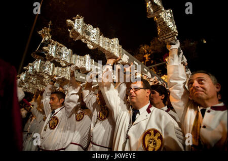 Les membres de la fraternité Prendimiento portent le trône de la saisir du Christ, pendant la procession du Dimanche des Rameaux à Malaga, Espagne. Date : 04/17/2011. Photographe : Xabier Mikel Laburu Van Woudenberg.------------------------------ membres de l'Hermandad del Prendimiento transportan el trono de Nuestro Padre Jesus del Prendimiento durante la procesion del Domingo de Ramos en Málaga, España. Fecha : 17/04/2011. Fotógrafo : Xabier Mikel Laburu Van Woudenberg. Banque D'Images