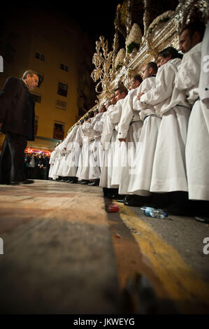 Les membres de la fraternité Prendimiento portent le trône de la Vierge Marie du Grand pardon, lors de la procession du dimanche des palmiers à Malaga, en Espagne. Date: 04/17/2011. Photographe: Xabier Mikel Laburu Van Woudenberg.--------------------------- Miembros de la Hermandad del Prendimiento transportanan el trono de la María Santísima del Gran Perdón durante la del Ramios de la España, Málaga, en procesión de Domingue. Fecha:17/04/2011. Fotógrafo: Xabier Mikel Laburu Van Woudenberg. Banque D'Images