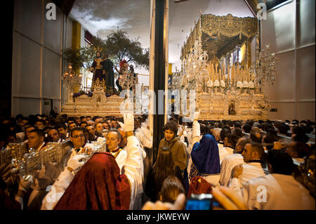 Les membres de la fraternité Prendimiento transporter les trônes de la saisir du Christ et de la Vierge Marie du Grand Pardon, pendant la procession du Dimanche des Rameaux à Malaga, Espagne. Date : 04/17/2011. Photographe : Xabier Mikel Laburu Van Woudenberg.------------------------------ membres de l'Hermandad del Prendimiento transportan los tronos de Nuestro Padre Jesus del Prendimiento y de la María Santísima del Gran Perdón durante la procesion del Domingo de Ramos en Málaga, España. Fecha : 17/04/2011. Fotógrafo : Xabier Mikel Laburu Van Woudenberg. Banque D'Images