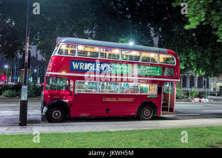 London red bus de nuit dans Parliament square westminster Banque D'Images