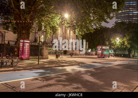 London bus rouge et téléphone à l'extérieur de la boîte de nuit à tate Banque D'Images