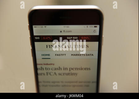 Le site web du Financial Times est vu sur un écran de téléphone Banque D'Images