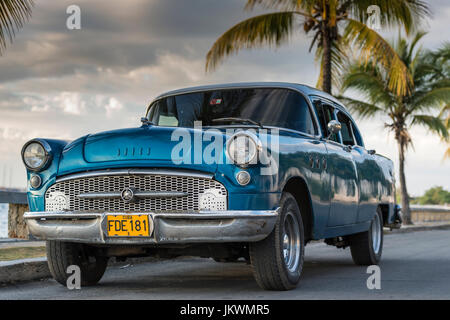 Buick - classic car à Cuba. Les propriétaires de voitures anciennes sont très fiers de maintenir et de prendre soin de ces vieilles voitures. Les embargos ont peu de nouvelles voitures. Banque D'Images