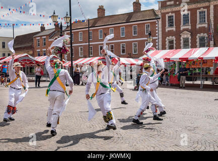 Danseurs Morris anglais traditionnel, avec un spectacle à la place du marché sur un jour d'été à Newark upon Trent, Dorset, UK Banque D'Images