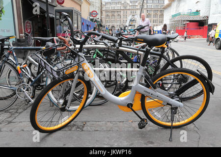 Un nouveau système de location de vélos pour rivaliser avec Boris Bikes a lancé à Londres. Le cabinet de Singapour est devenu le premier "ockless' Location de vélos. Banque D'Images