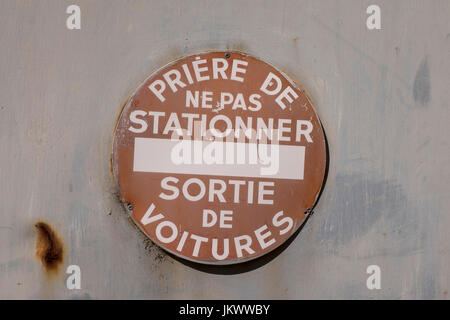 No Parking sign in French Village, Sablet, Provence-Alpes-Côte d'Azur Banque D'Images