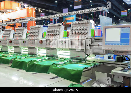 - Textile machine à broder professionnelle et industrielle. Broderie Machine à broder est un processus par lequel une machine à coudre ou à broder je Banque D'Images