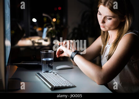 Montre intelligente, clavier, souris, tous les accessoires noirs et  brutaux, sur une table en panneaux texturés avec espace libre pour le  lettrage, le texte et le logo Photo Stock - Alamy