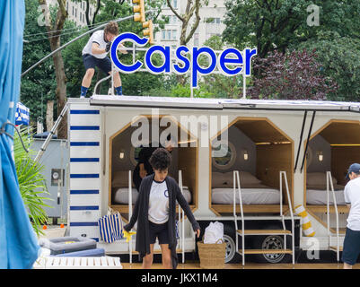 Préparer les travailleurs Casper Tour Pan remorque équipée avec cabines équipées de matelas Casper à un événement promotionnel à Flatiron Plaza à New York, le vendredi 14 juillet 2017. La société vend un type de matelas en mousse à mémoire juste auparavant via l'internet, voyage dans une boîte avec le matelas d'élargir à l'ouverture. Casper a récemment commencé à vendre leurs matelas dans briick-et-mortier magasins Target. (© Richard B. Levine) Banque D'Images