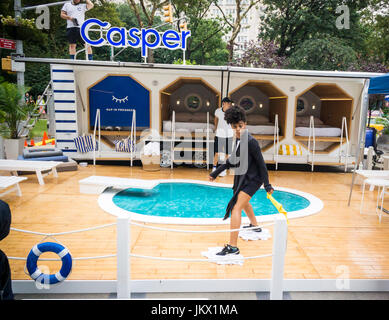 Sécher les travailleurs Casper Pan d' événement promotionnel équipés de matelas dans Casper Flatiron Plaza à New York, le vendredi 14 juillet 2017. La société vend un type de matelas en mousse à mémoire juste auparavant via l'internet, voyage dans une boîte avec le matelas d'élargir à l'ouverture. Casper a récemment commencé à vendre leur matelas en brique et de mortier de magasins Target. (© Richard B. Levine) Banque D'Images