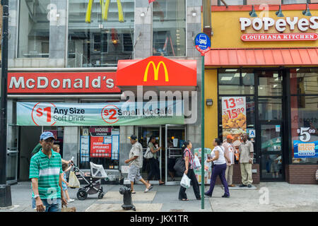 Un McDonald's à côté d'un restaurant de cuisine de Louisiane Popeyes au centre-ville de Brooklyn à New York le Mardi, Juillet 11, 2017 (© Richard B. Levine) Banque D'Images