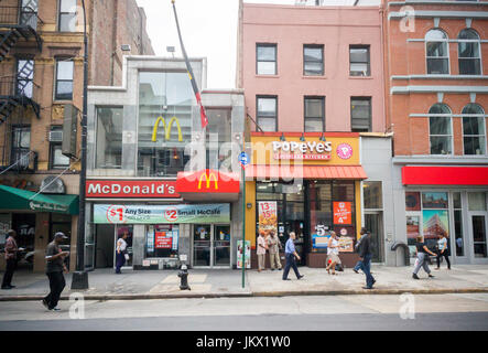 Un McDonald's à côté d'un restaurant de cuisine de Louisiane Popeyes au centre-ville de Brooklyn à New York le Mardi, Juillet 11, 2017 (© Richard B. Levine) Banque D'Images