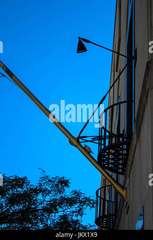 Regardant le ciel bleu et balcon. Banque D'Images