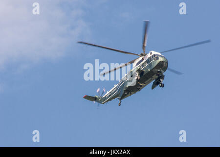 Un Corps des Marines américains Sikorsky VH-3D'hélicoptère Sea King, affecté à l'Escadron d'hélicoptères maritimes 1 (HMX-1), en vol au dessus de Washington D.C. lors de la Prés Banque D'Images