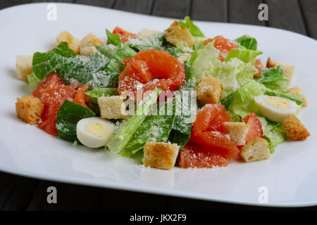 La photo en gros plan de salade avec oeuf de caille, le saumon et les légumes Banque D'Images