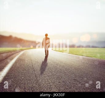 Homme marche sur une route inconnue pour une nouvelle aventure Banque D'Images