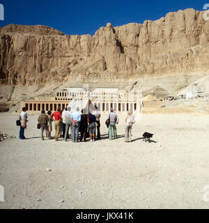 Touristen besuchen den Tempel der Königin Hatschepsut à Deir el-Bahari, près de Louxor, Egypte 1980er Jahre. Les touristes qui visitent la demeure de la reine Hatshepsout à Deir el-Bahari, près de Louxor, l'Egypte des années 1980. Banque D'Images