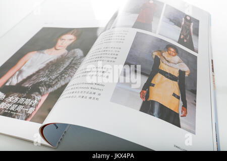 Magazine de mode de vie en Chine avec des images de la semaine de la mode de Londres. magazine écrit en mandarin et son seul imprimé en Chine pour l'Asie Banque D'Images