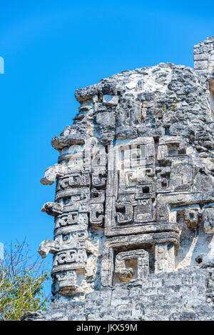 Détails ornés d'un temple à l'antique ruines Maya de Cancún, Mexique Banque D'Images