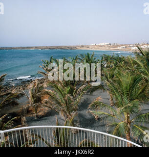 Blick vom Balkon des Hôtel Salinas Sheraton auf der Kanarischen Insel Lanzarote, Espagne années 80 er Jahre. Vue depuis un balcon de l'hôtel Sheraton Salinas au secteur de l'île de Lanzarote, Espagne 80. Banque D'Images