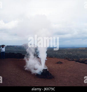 Heiße Wasserfontäne dans den Montanas del Fuego, den Feuerberge, auf der Kanarischen Insel Lanzarote, Espagne années 80 er. Fontaine à eau chaude Montanas del Fuego, volcans à l'île canarienne de Lanzarote, Espagne 80. Banque D'Images