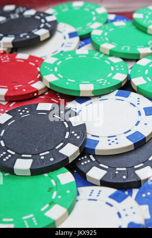 Casino Poker chips argent texture. pile de jetons de poker comme arrière-plan. Banque D'Images