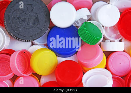 Collecter des bouchons de bouteille en plastique. Close-up shot de pile de bouchons de bouteilles en plastique recyclable sur fond blanc. Capsule de bouteille texture pattern comme arrière-plan. Banque D'Images