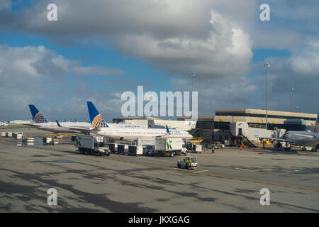 SAN FRANCISCO, CALIFORNIE - Le 13 avril 2014 : United Airlines avions à la borne 3 de l'Aéroport International de San Francisco. Banque D'Images