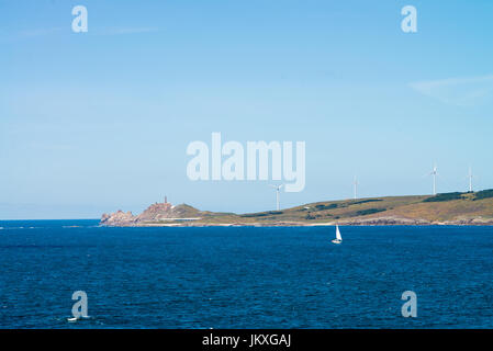 Vue sur la côte de l'océan et le phare de Cape Vilan en arrière-plan, Muxia, Galice, Espagne, Europe. Camino de Santiago. Banque D'Images