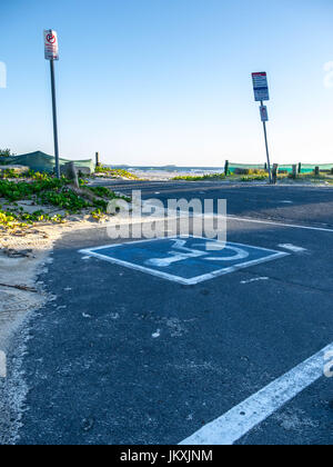 Parking handicapés près de la plage permettant un accès facile et la liberté de profiter de la vie Banque D'Images