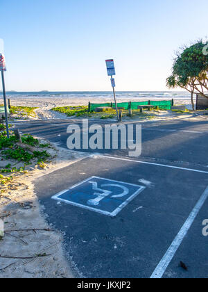 Parking handicapés près de la plage permettant un accès facile et la liberté de profiter de la vie Banque D'Images