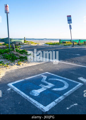 Parking handicapés près de la plage permettant un accès facile et la liberté de profiter de la vie Banque D'Images