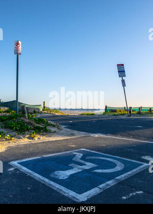 Parking handicapés près de la plage permettant un accès facile et la liberté de profiter de la vie Banque D'Images