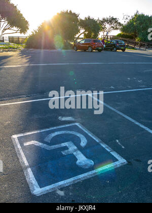 Parking handicapés près de la plage permettant un accès facile et la liberté de profiter de la vie Banque D'Images