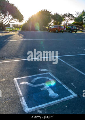 Parking handicapés près de la plage permettant un accès facile et la liberté de profiter de la vie Banque D'Images