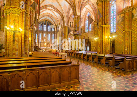 BUDAPEST, HONGRIE - le 23 février 2016 : l'intérieur de l'église Matthias dans le quartier du château de Buda. L'église fut le lieu de plusieurs couronnements, y compris Banque D'Images