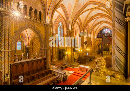 BUDAPEST, HONGRIE - le 23 février 2016 : l'intérieur de l'église Matthias dans le quartier du château de Buda. L'église fut le lieu de plusieurs couronnements, y compris Banque D'Images