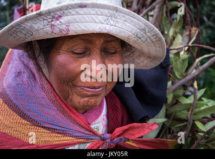 L'ÎLE AMANTANI, PÉROU - CIRCA AVRIL 2014 : Portrait de vieille femme de l'Île Amantani au Pérou Banque D'Images