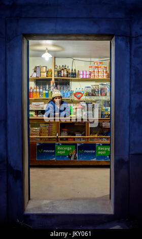 L'ÎLE AMANTANI, PÉROU - CIRCA AVRIL 2014 : Petite épicerie dans l'île d'Amantani Banque D'Images