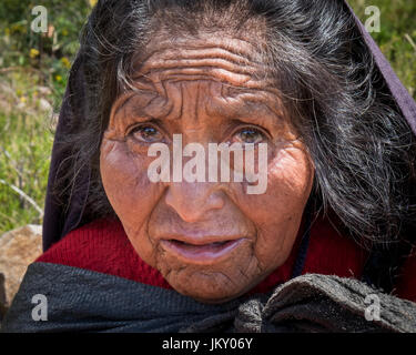 L'île de Taquile, PÉROU - CIRCA AVRIL 2014 : Portrait de vieille femme de l'île de Taquile au Pérou Banque D'Images