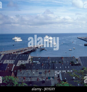 Auf Deutschlands Nordseeinsel Helgoland : Blick vom bernois auf die in den Hafen einlaufenden Schiffe ï»¿ Untitled im Unterland, Deutschland 1980 er Jahre. L'île de l'Allemagne en mer du Nord : la vue de l'île de Helgoland bernois de navires arrivant dans le port dans la région de Weimar, l'Allemagne des années 1980. Banque D'Images