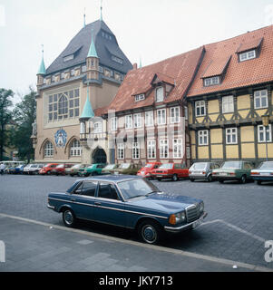 Unterwegs en Celle : Autos parken vor dem Musée frigo et four, Deutschland 1980 er Jahre. En flânant dans la ville de Celle : voitures parking ín avant du musée par démenagement, l'Allemagne des années 1980. Banque D'Images