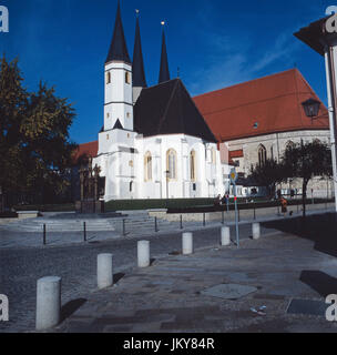 Blick vom Tilly Platz auf die S. Philippe Pfarr-Stiftskirche und Jakob à Altötting, Bayern, Deutschland 1980er. Vue de l'église paroissiale de Saint Philippe et James de la place Tilly Altötting en Bavière, l'Allemagne des années 1980. Banque D'Images