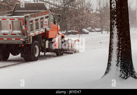 Nettoyage du tracteur dans le champ de neige Neige Neige Hiver tracteur nettoyage Banque D'Images