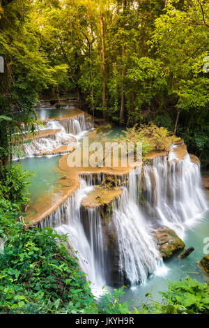 Cascade de Thaïlande, appelé Huai khamin Huay ou mae à Kanchanaburi Provience, autour de l'environnement et de la forêt avec de l'eau émeraude. Banque D'Images