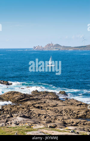 Vue sur la côte de l'océan et le phare de Cape Vilan en arrière-plan, Muxia, Galice, Espagne, Europe. Camino de Santiago. Banque D'Images